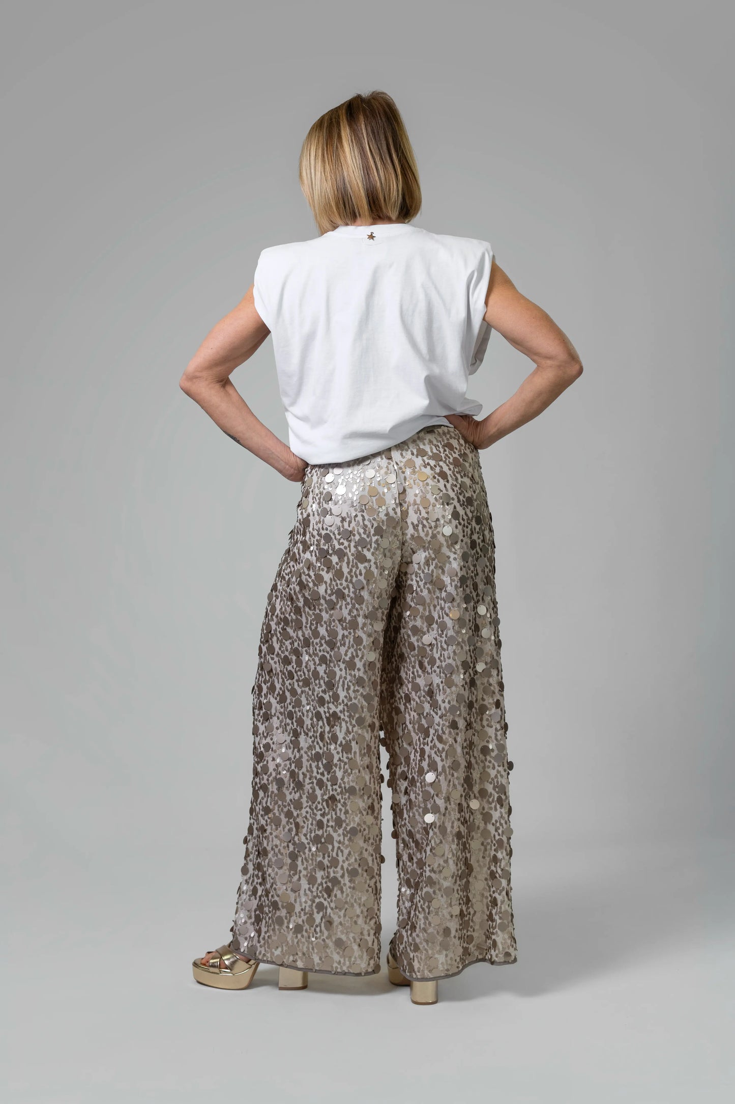 T-SHIRT CON SPALLINE E PAILLETTES